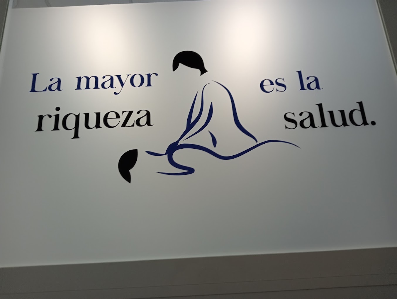 Mural en la pared de la consulta: 'La mayor riqueza es la salud'.