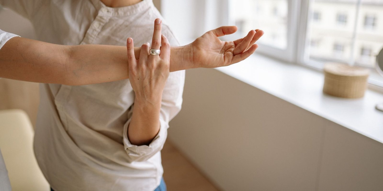 Fisioterapeuta enseñando un ejercicio de movilidad de brazo y muñeca.