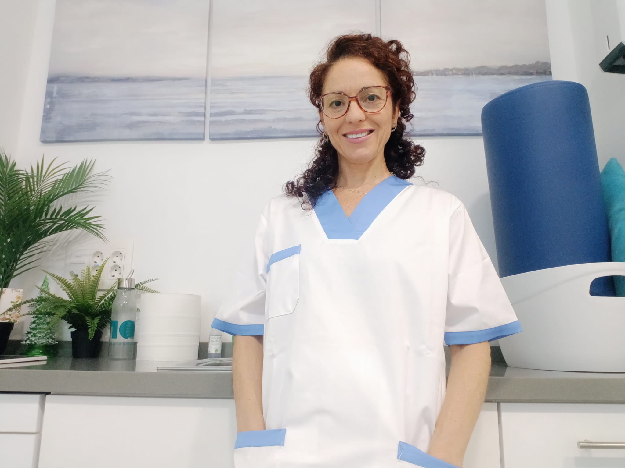 Virginia G. Guerra, fisioterapeuta colegiada, sonriendo en su consulta de Sevilla.